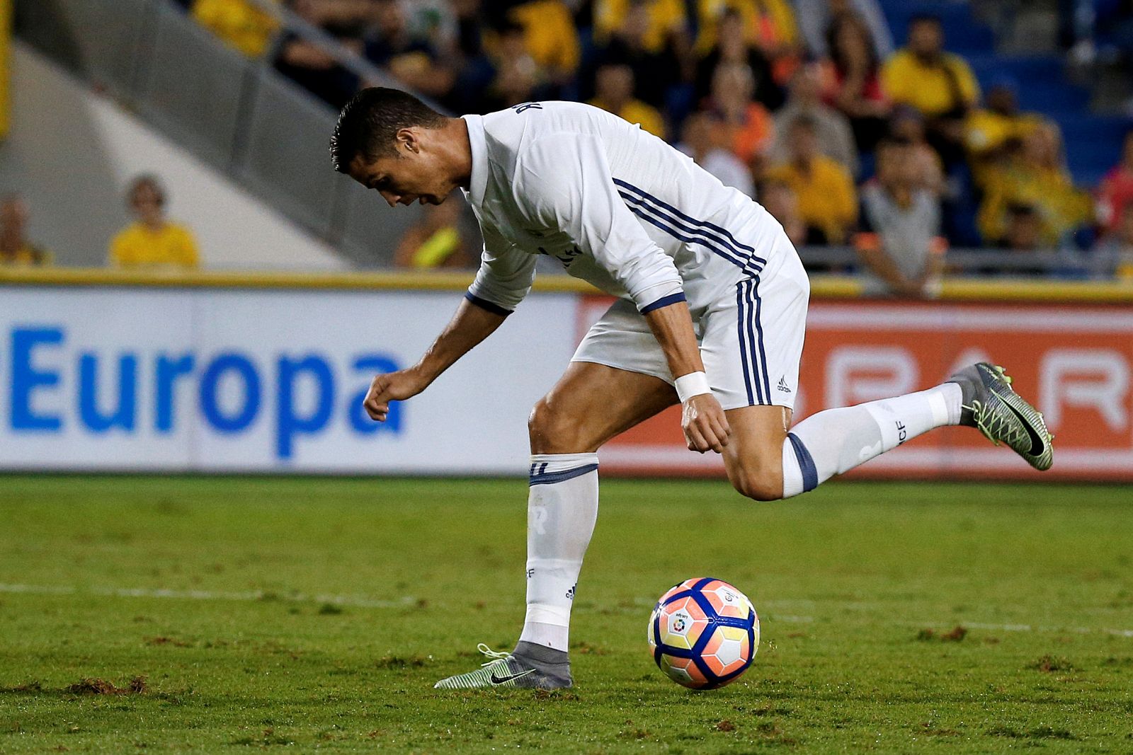 Ronaldo se tropieza en el estadio de Gran Canaria