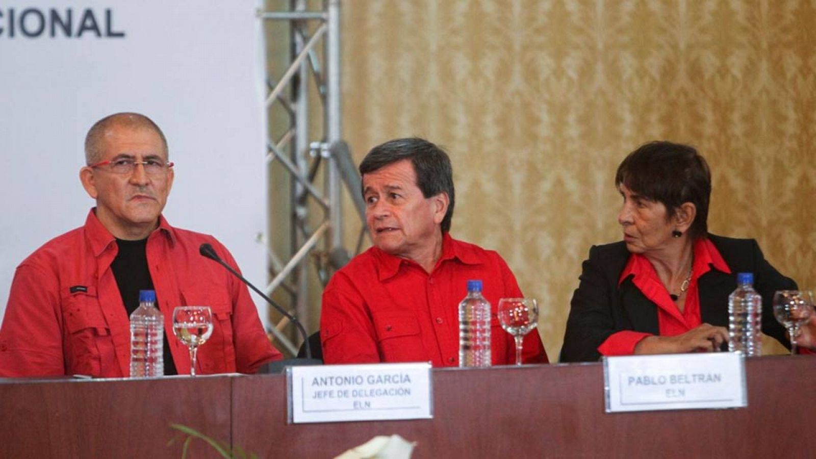 Los delegados del Ejército de Liberación Nacional Antonio García (i), Pablo Beltrán (c) y María Elena Velazco (d)