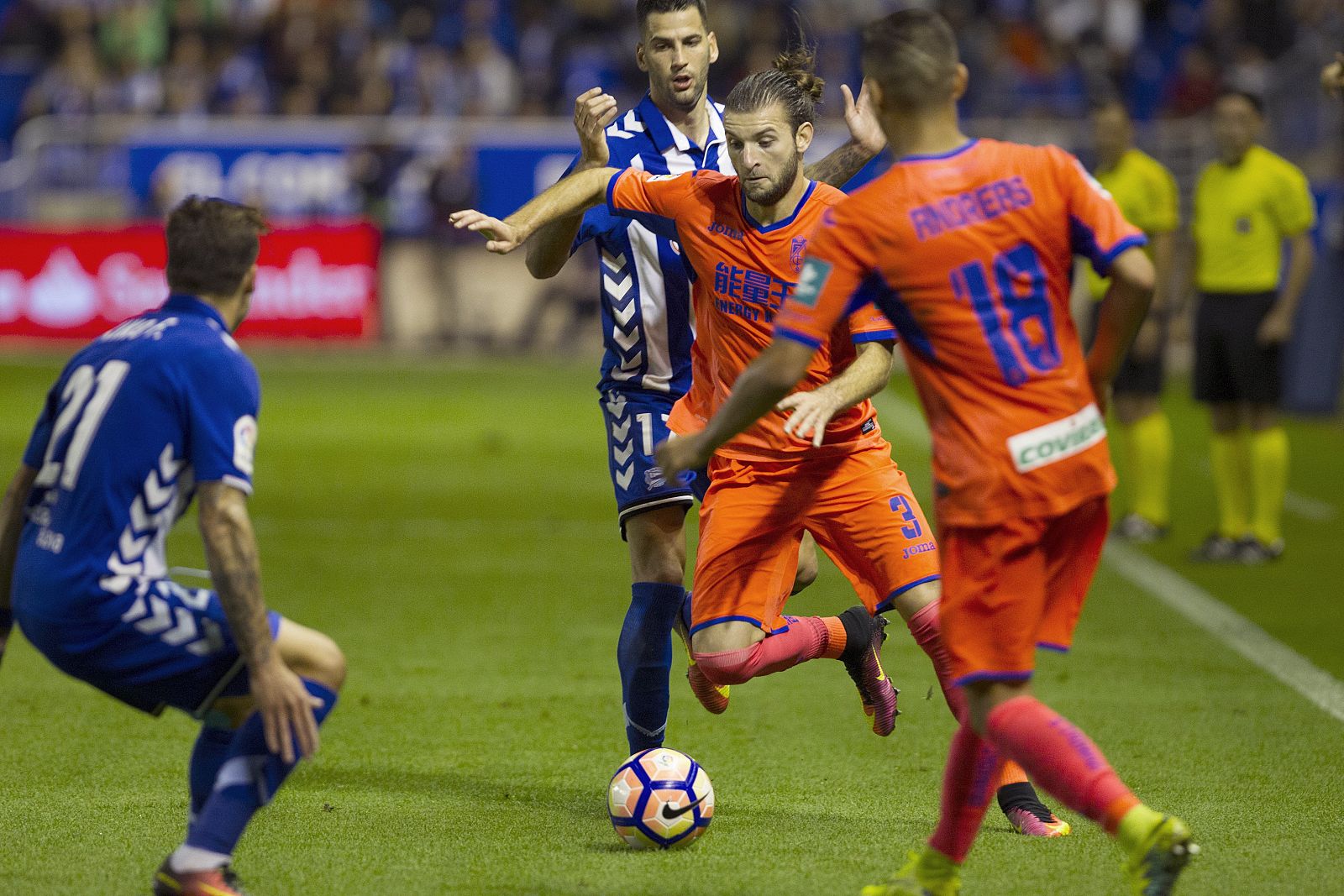 Gastón Silva con el balón ante el centrocampista del Granada Edgar Antonio Méndez.