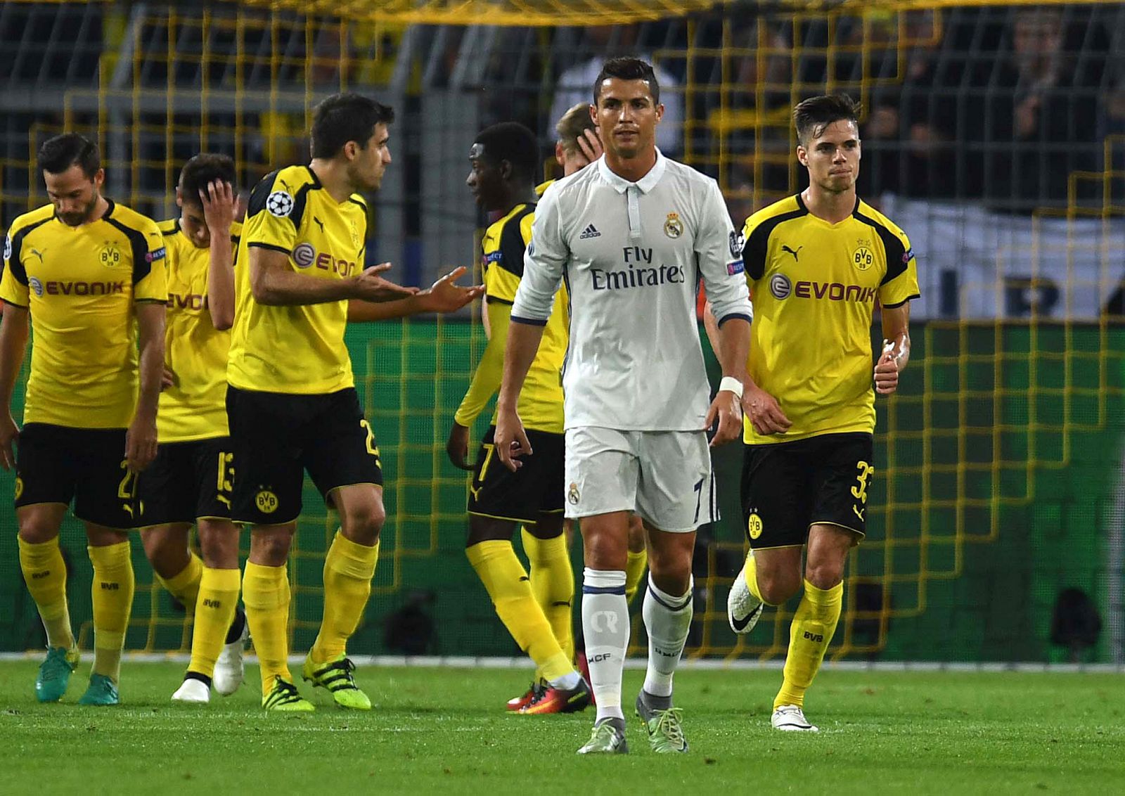 Cristiano Ronaldo se lamenta del gol de Varane en propia puerta que significó el empate.