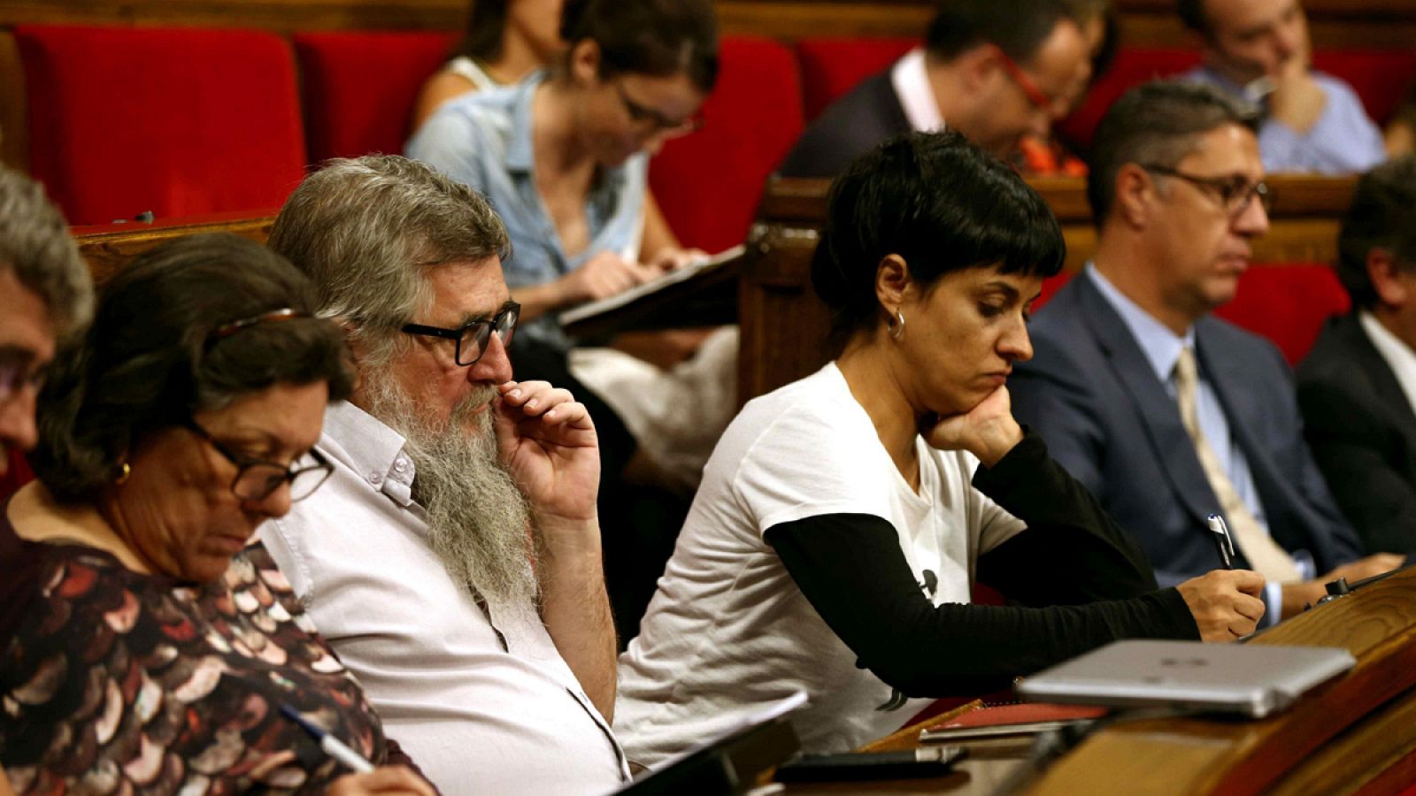 La diputada de la CUP, Anna Gabriel, toma notas durante la intervención de Puigdemont en el debate de la cuestión de confianza