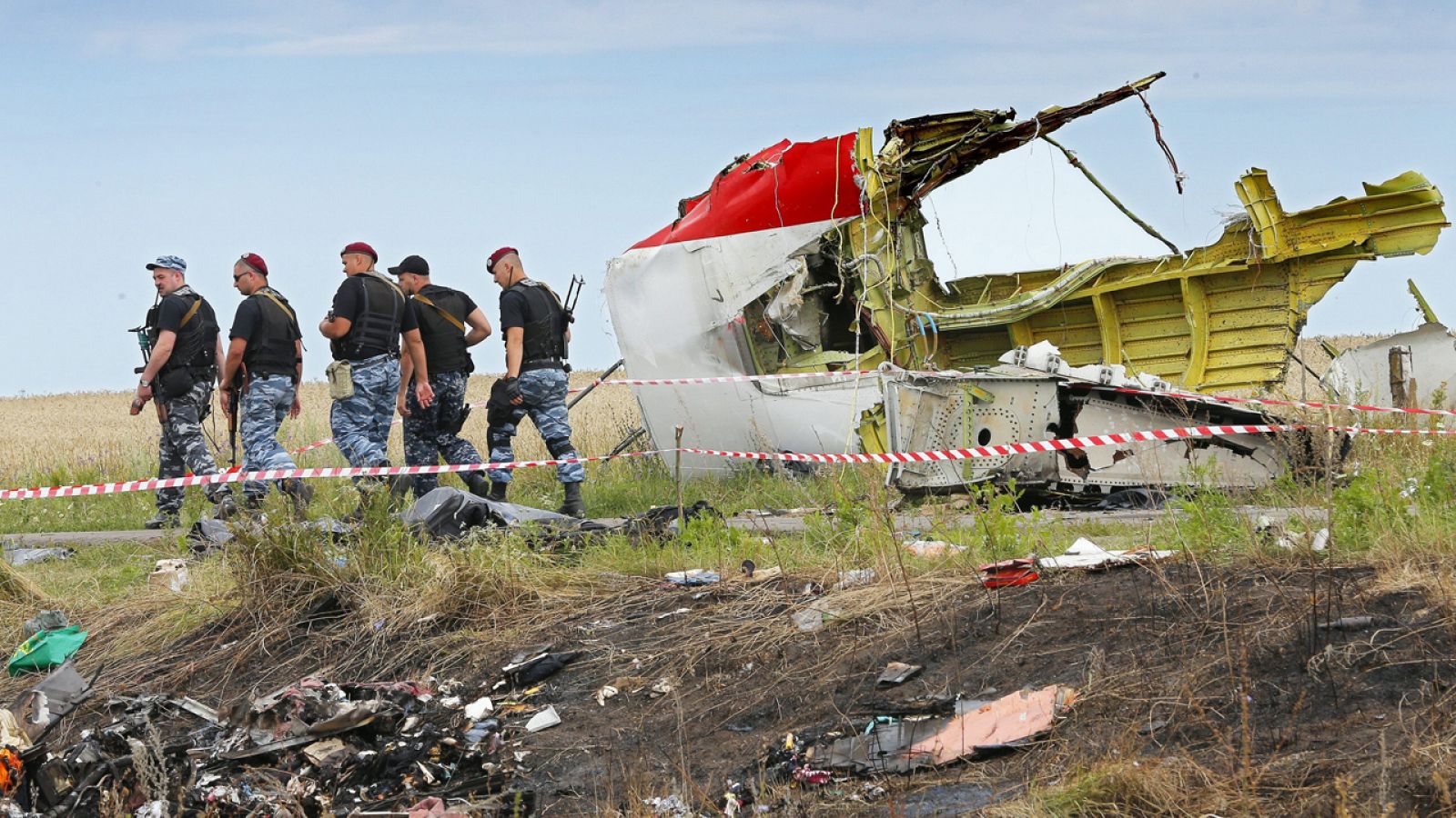 miembros de los servicios de rescate que trasladan el cuerpo sin vida de una de las víctimas del accidente del Boeing 777 del vuelo MH!7 en Donetsk