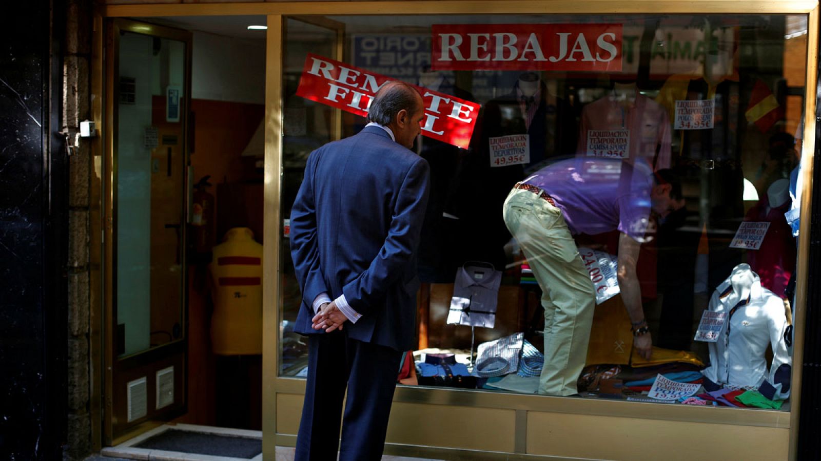 Un hombre observa el escaparate de una tienda en Madrid