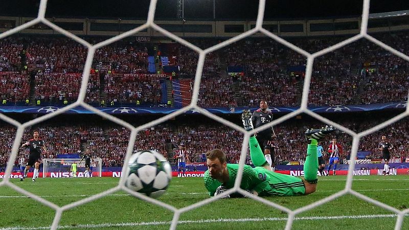 Neuer sigue con la vista el gol de Carrasco en el Calderón