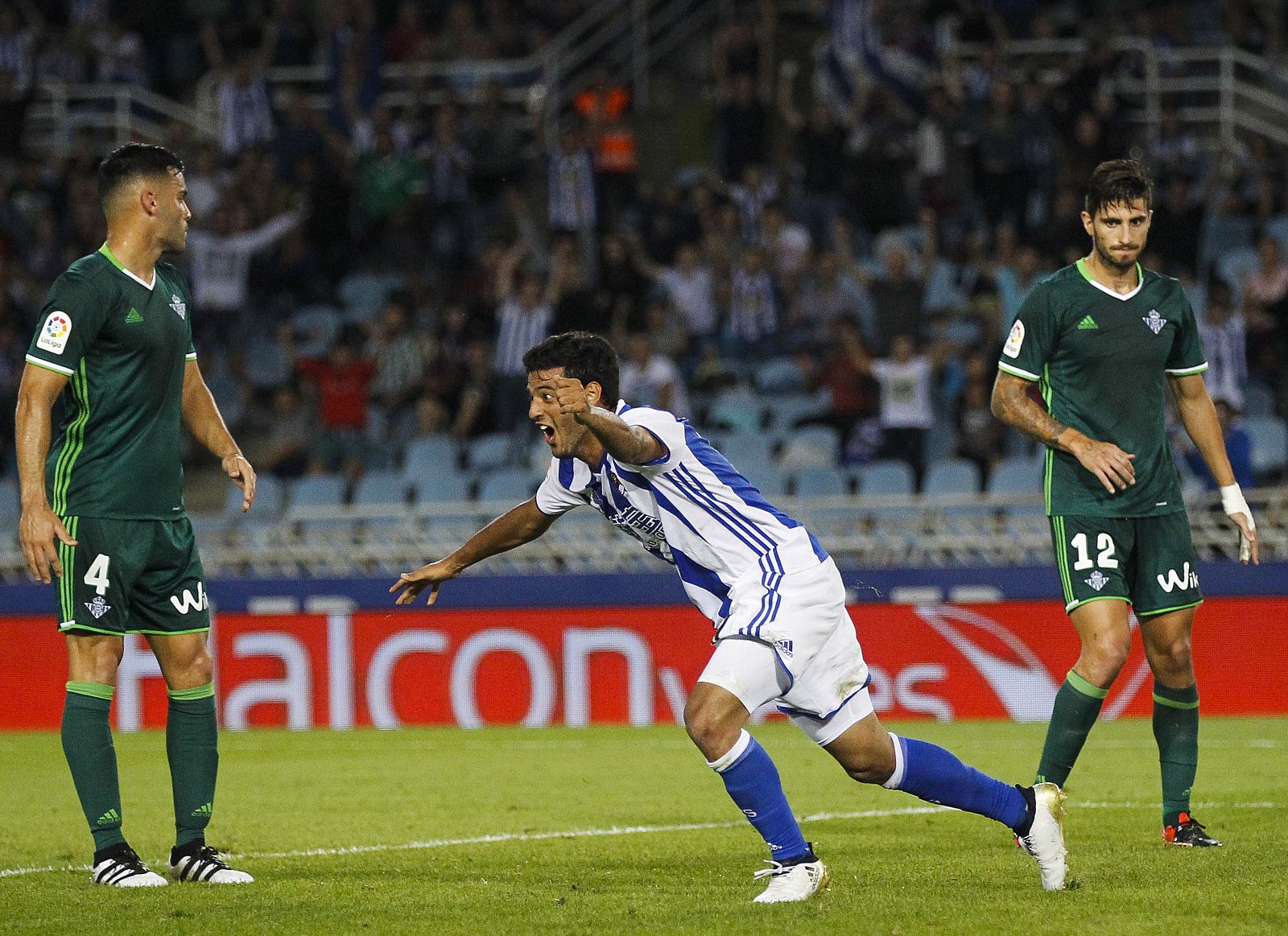 Carlos Vela celebra el gol conseguido ante el Real Betis.