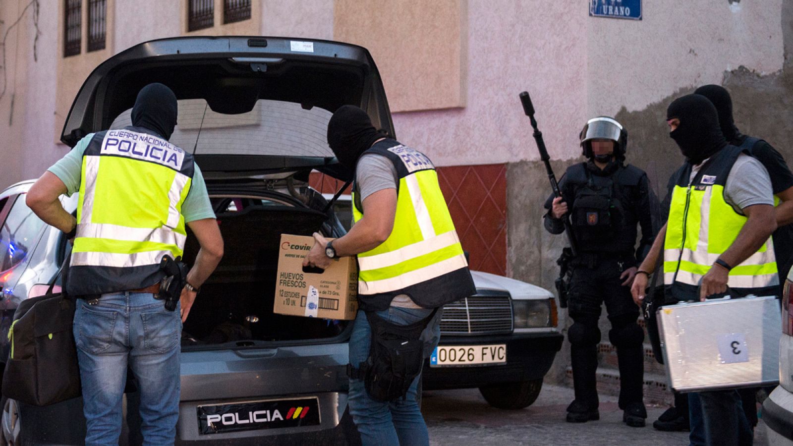 Agentes de Policía trasladan parte del material intervenido tras la detención de uno de los presuntos yihadistas en Melilla.