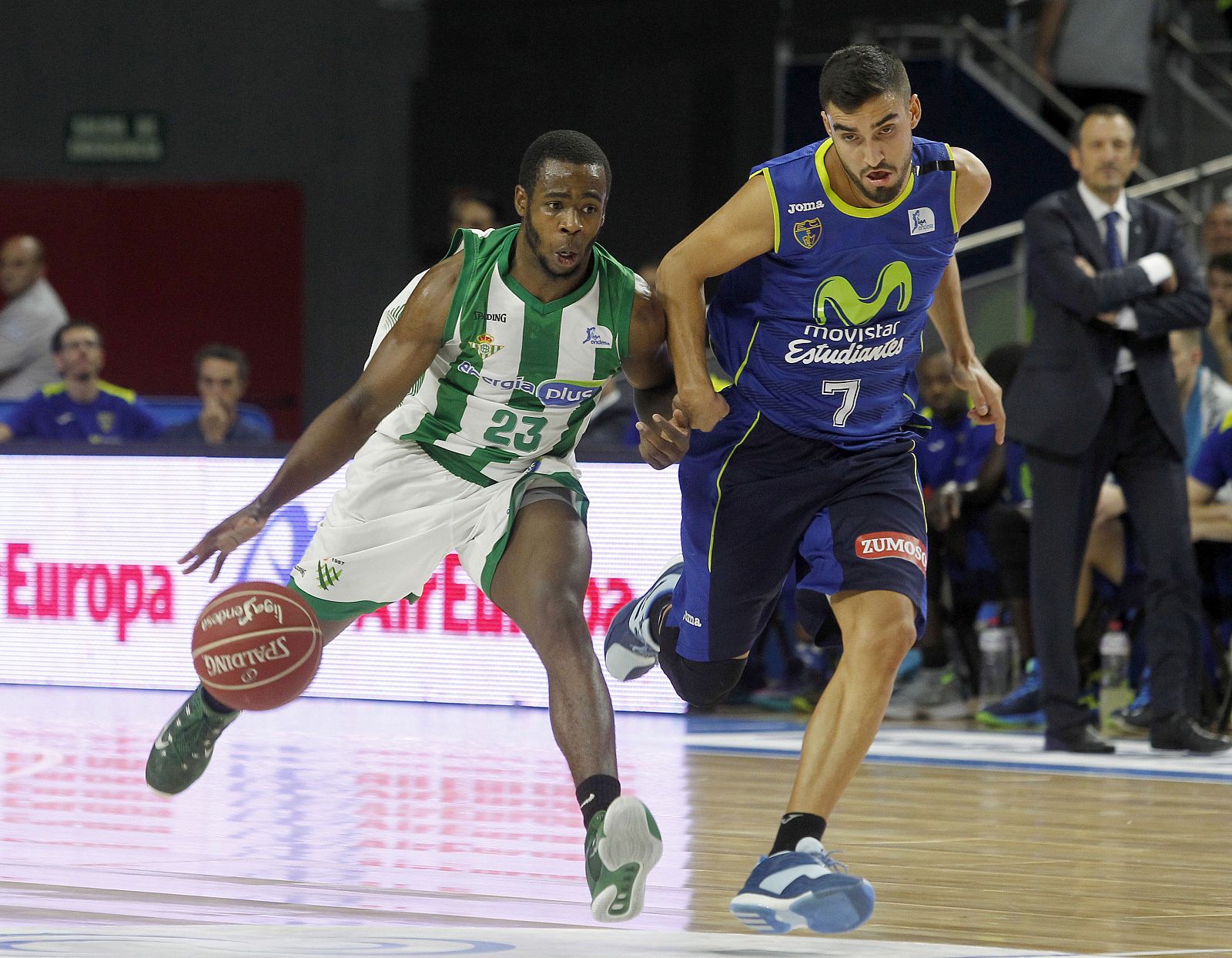 El base canadiense del Real Betis Kenny Chery juega un balón ante Jaime Fernández, del Estudiantes.