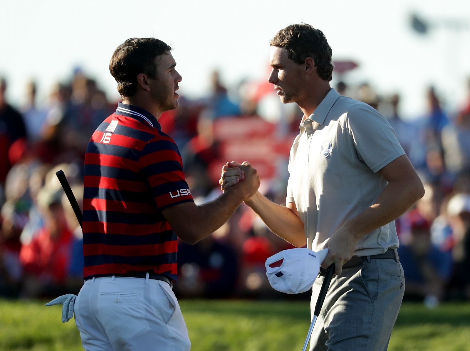 Brooks Koepka, del equipo estadounidense, saluda a Thomas Pieters, del europeo.