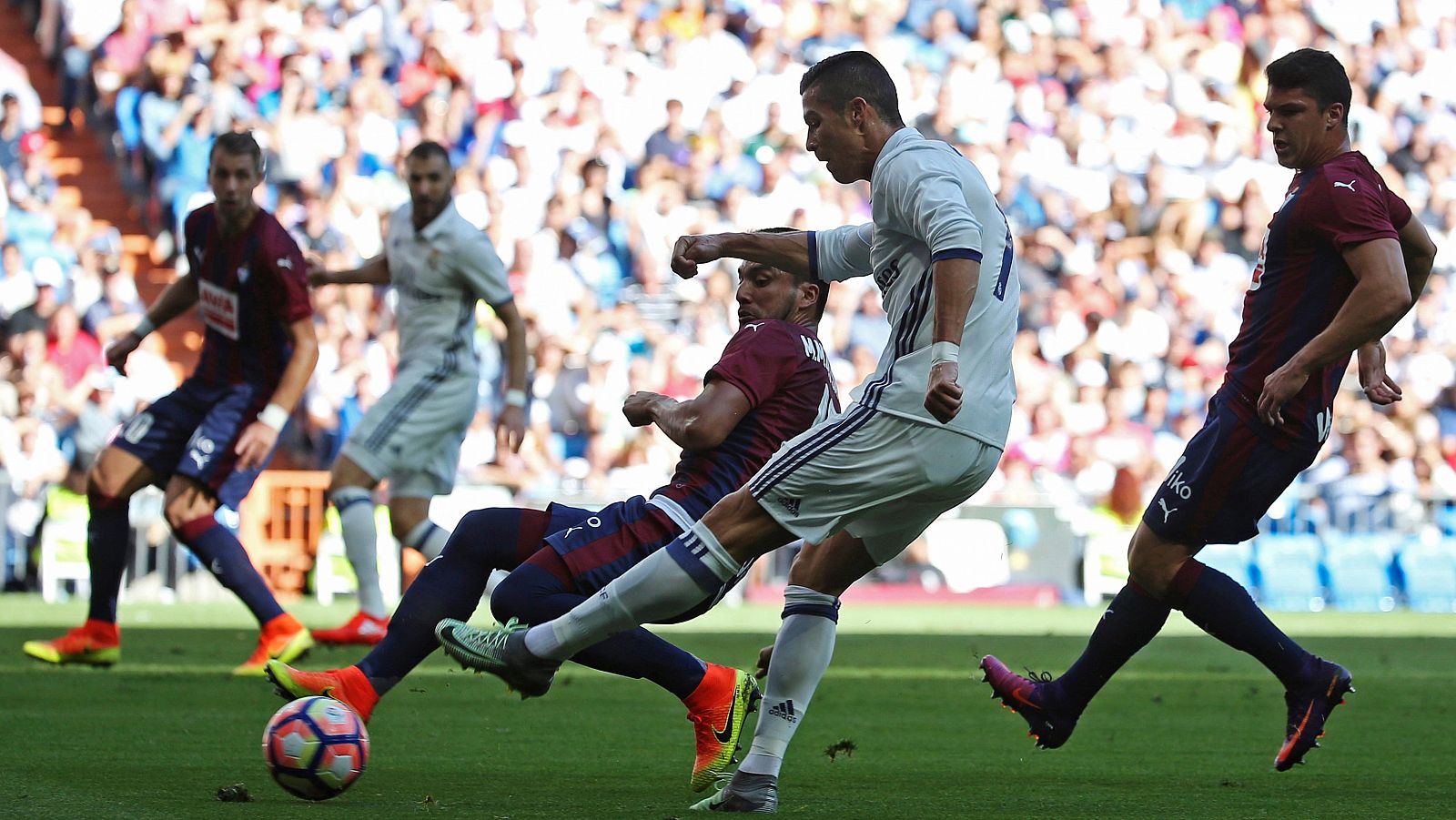 Cristiano Ronaldo intenta marcar ante el Eibar