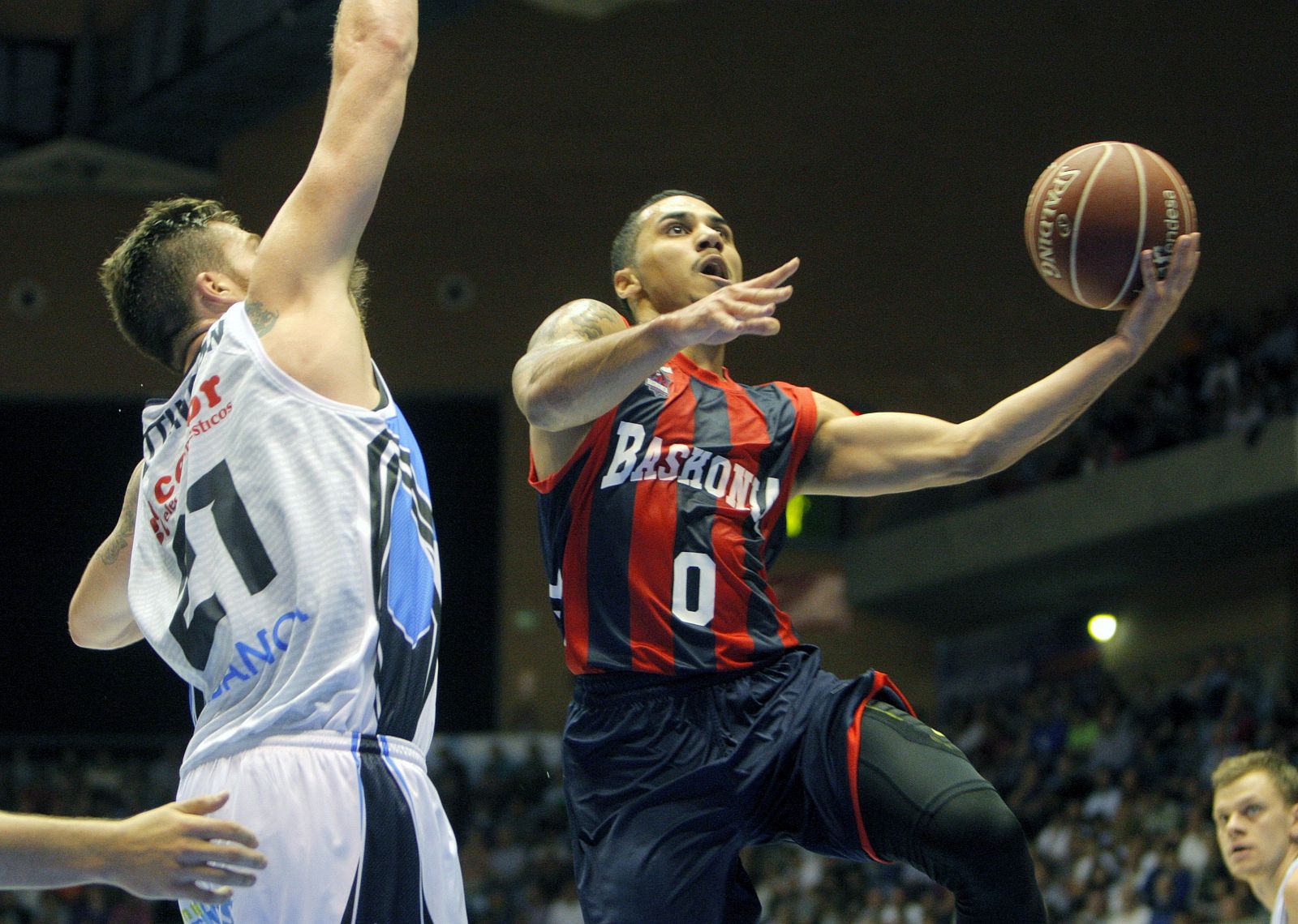 El jugador de Baskonia Larkin Shane (d) entra canasta ante Wittington Shayne, de Obradoiro, durante el partido de la primera jornada de la Liga ACB.