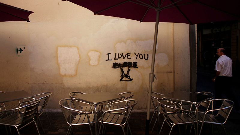Un camarero atiende una terraza vacía en Madrid