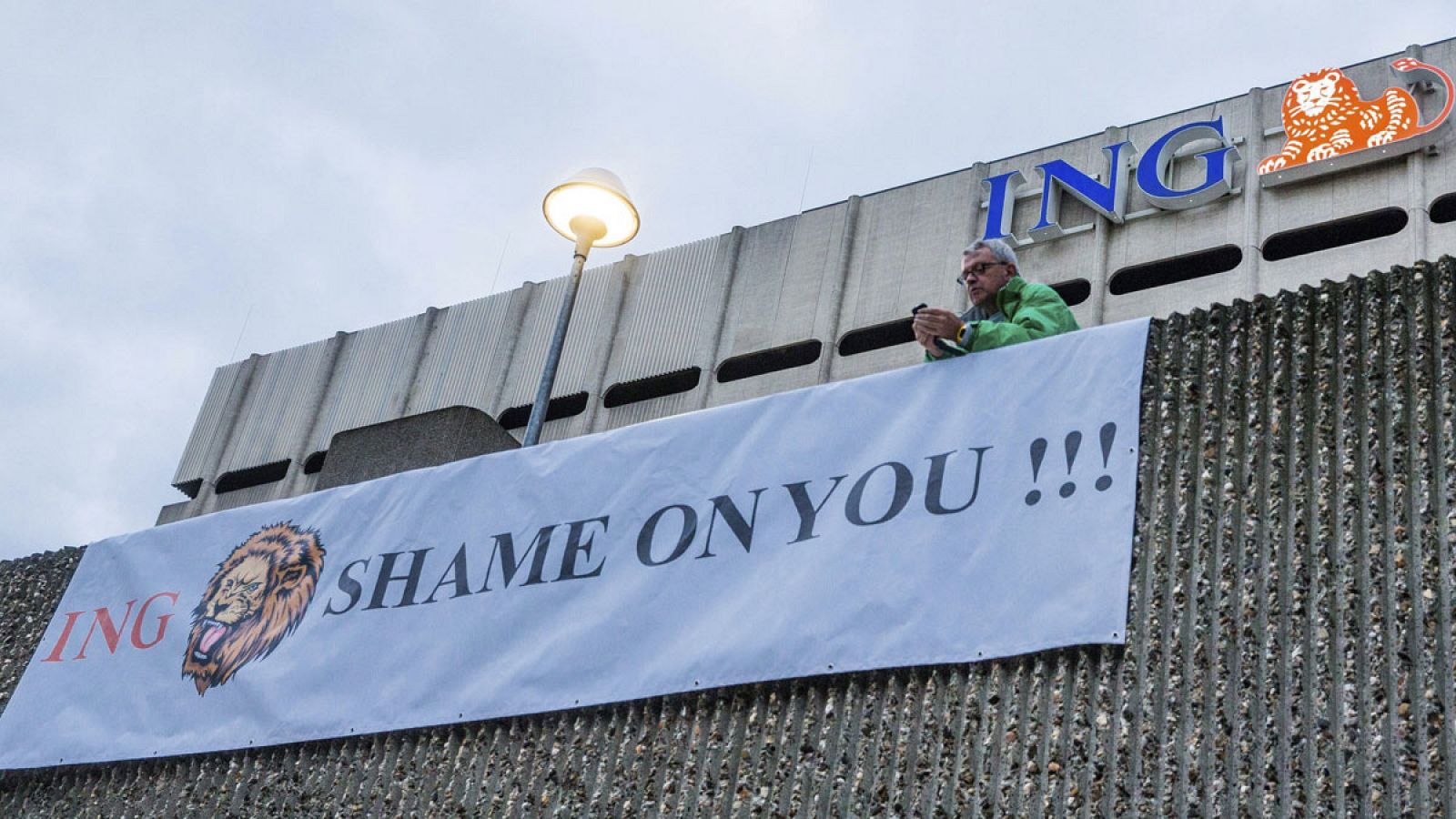 Cartel con el mensaje "ING, debería darte vergüenza" en la sede del banco en Bruselas