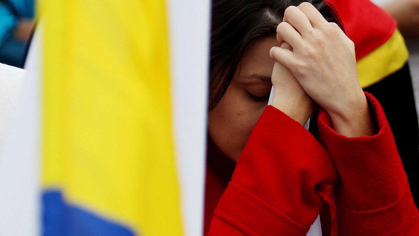 Colombianos reaccionan en Bogotá tras escuchar los resultados del plebiscito sobre el acuerdo de paz con las FARC. EFE/LEONARDO MUÑOZ