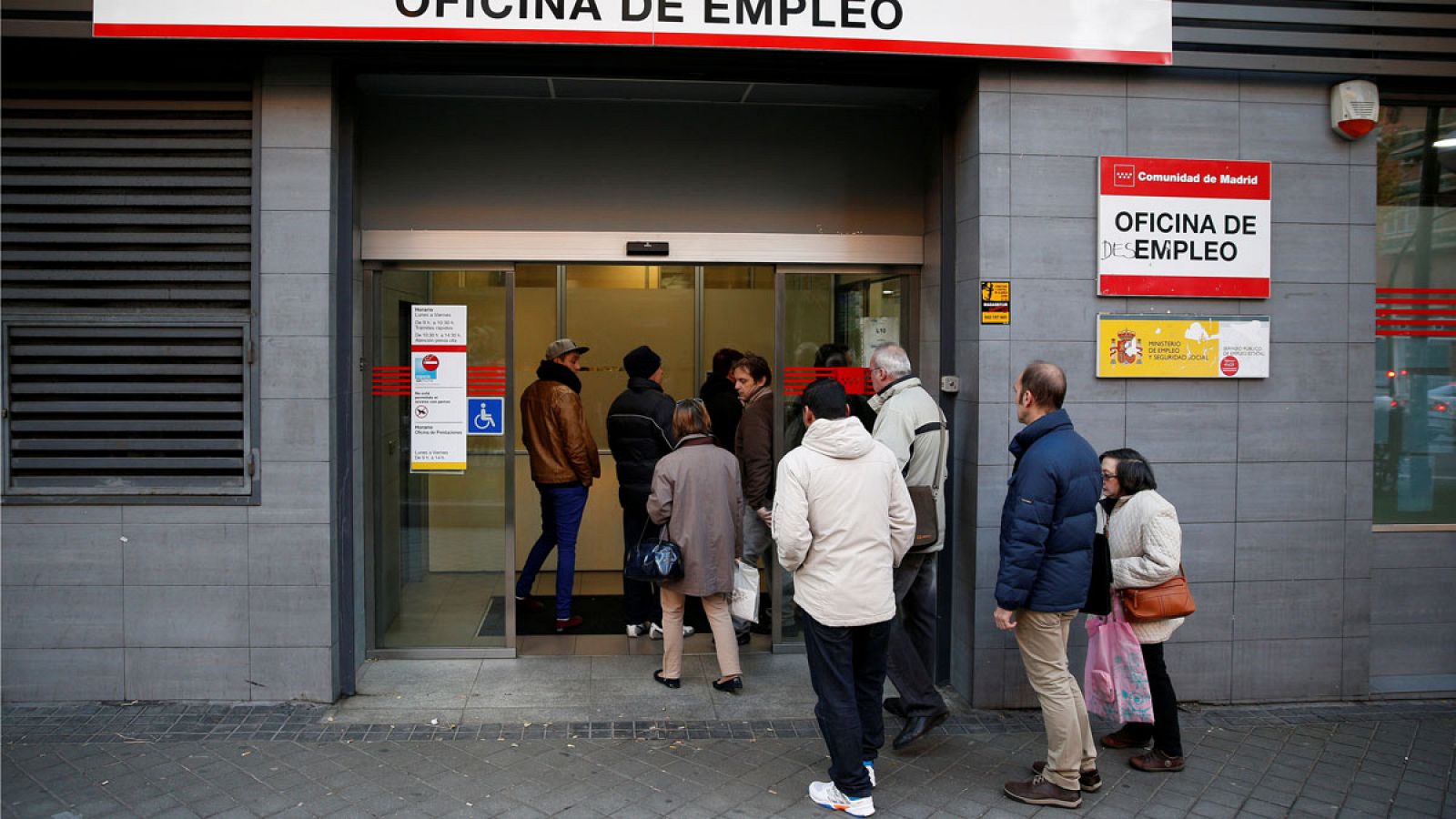 Gente entrando en una oficina de empleo de Madrid en una imagen de archivo