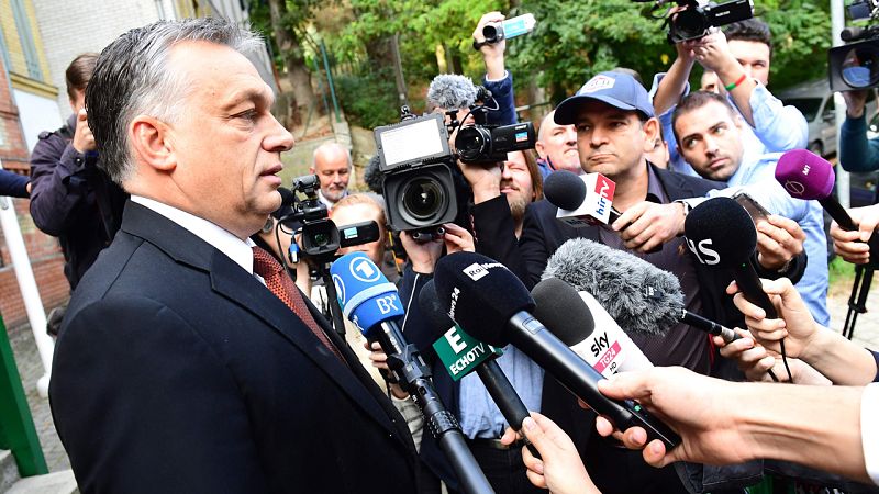 El primer ministro húngaro, Viktor Orbán, habla con periodistas tras el referéndum del domingo