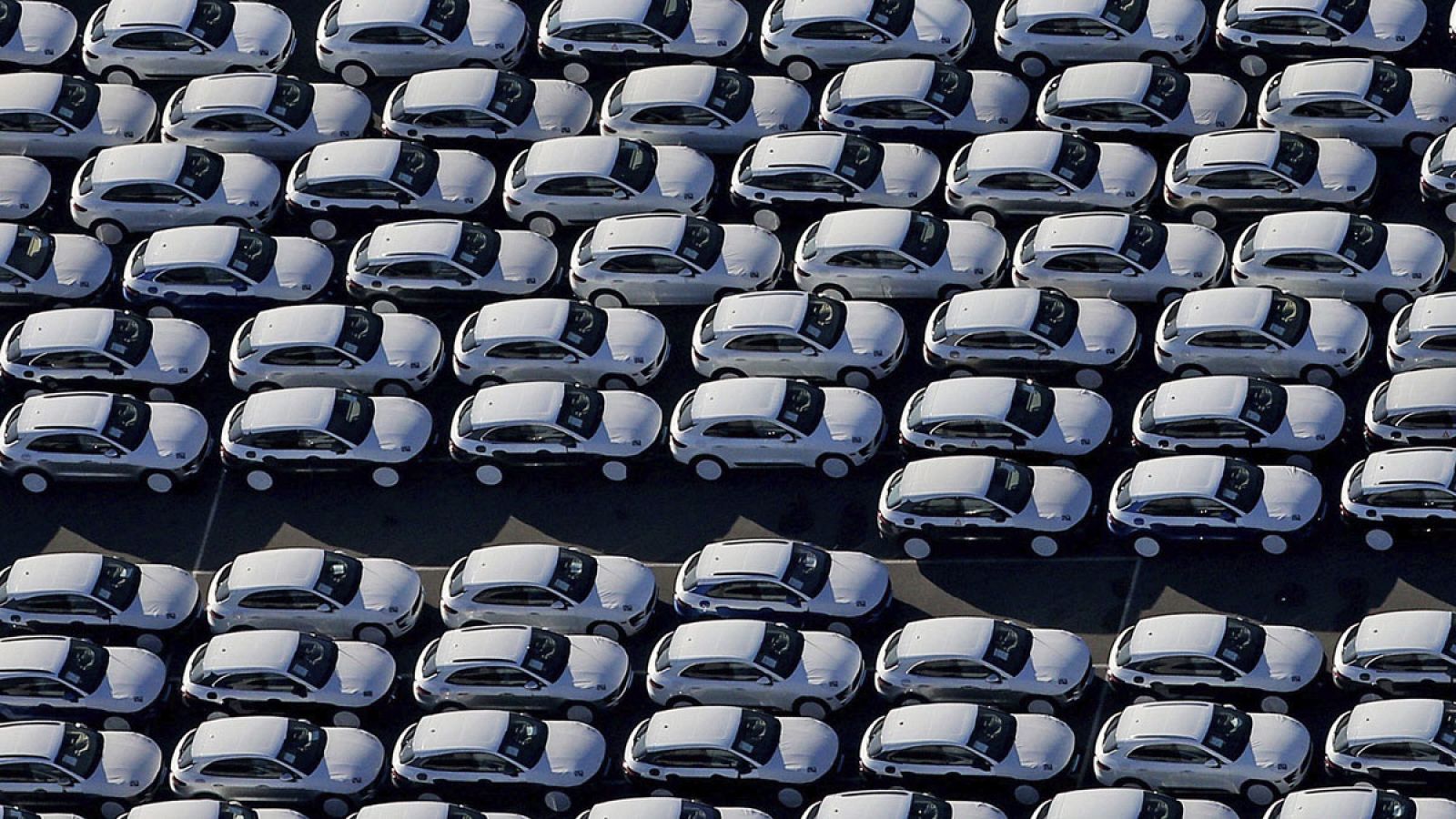 Vehículos aparcados en una fábrica de coches