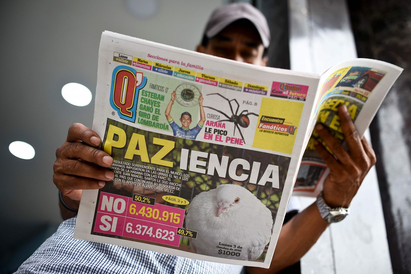 Un hombre lee un periódico que anuncia el triunfo del 'no' en el referéndum sobre el acuerdo de paz en Colombia.