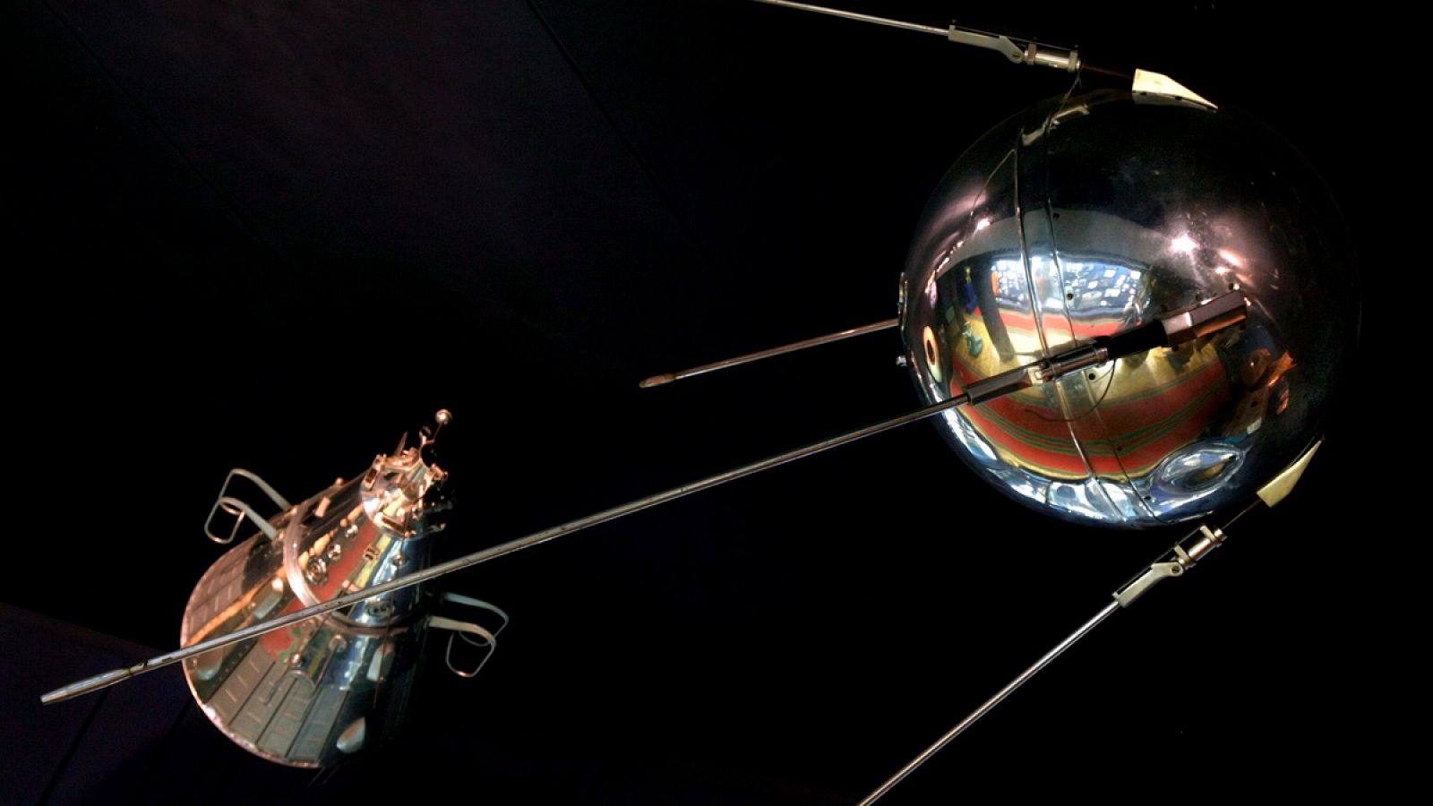 Réplica del Sputnik (D) que puede verse en el museo del centro de entrenamiento de astronautas en la Ciudad de las Estrellas de Moscú.