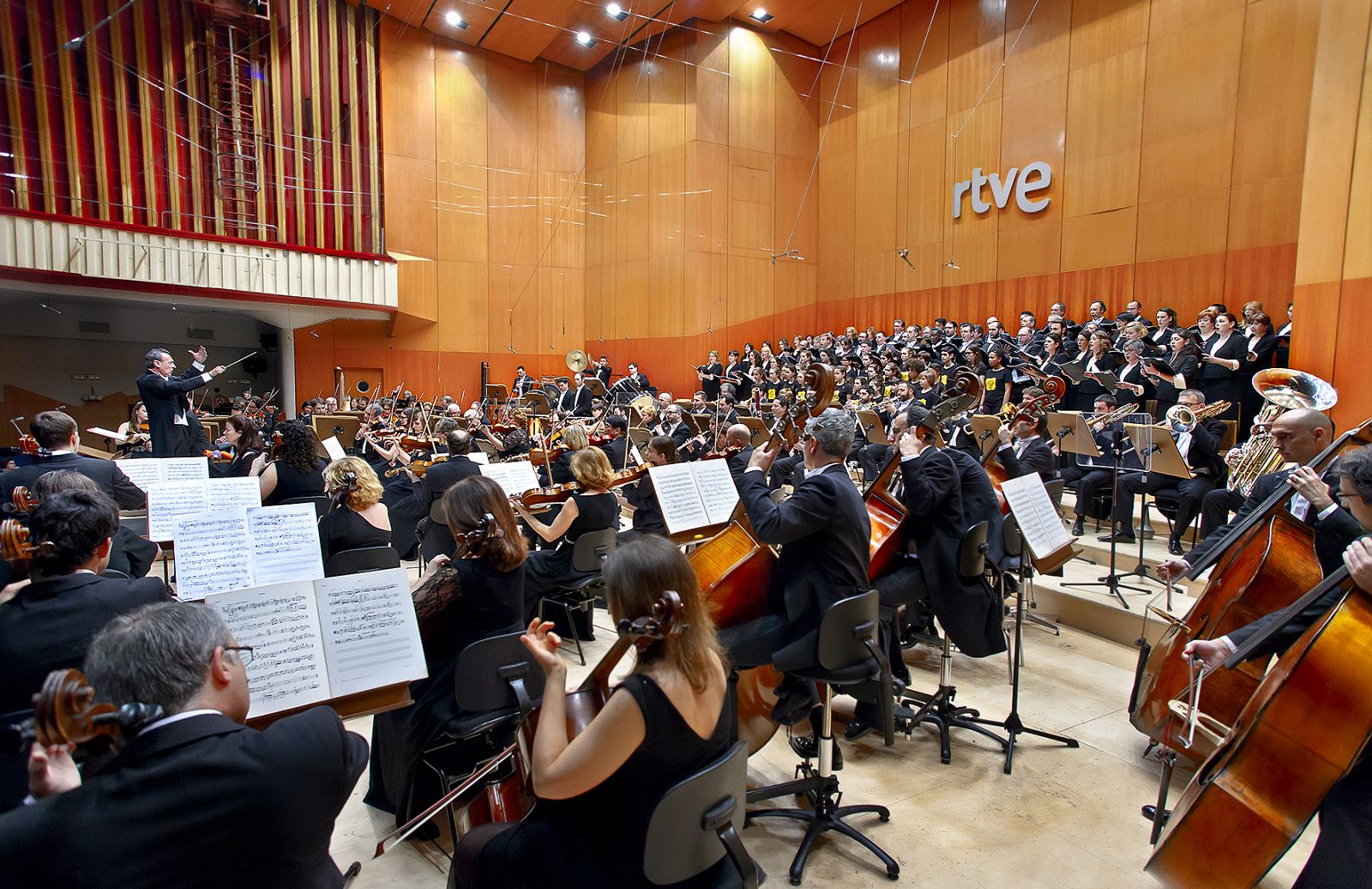 Miguel A. Gómez Martínez dirige a la Orquesta Sinfónica y Coro RTVE