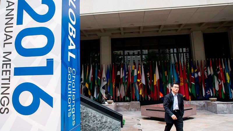 Un hombre pasea frente a la sede del FMI en Washington