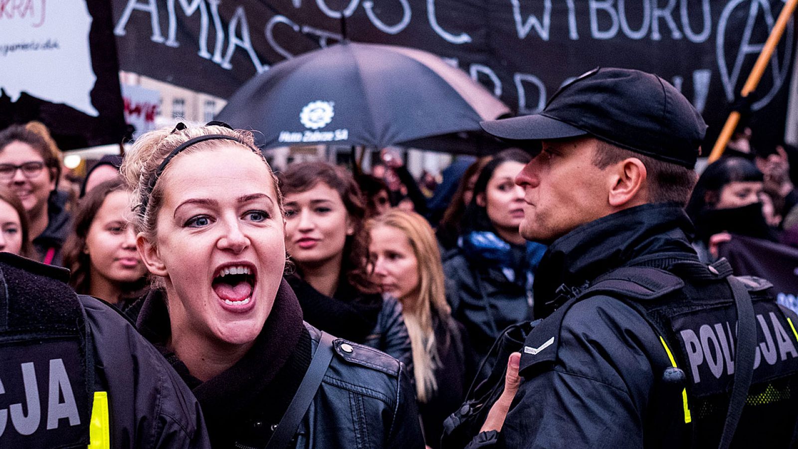 Miles de mujeres y hombres protestan para expresar su oposición al endurecimiento de las regulaciones sobre el aborto en Polonia.