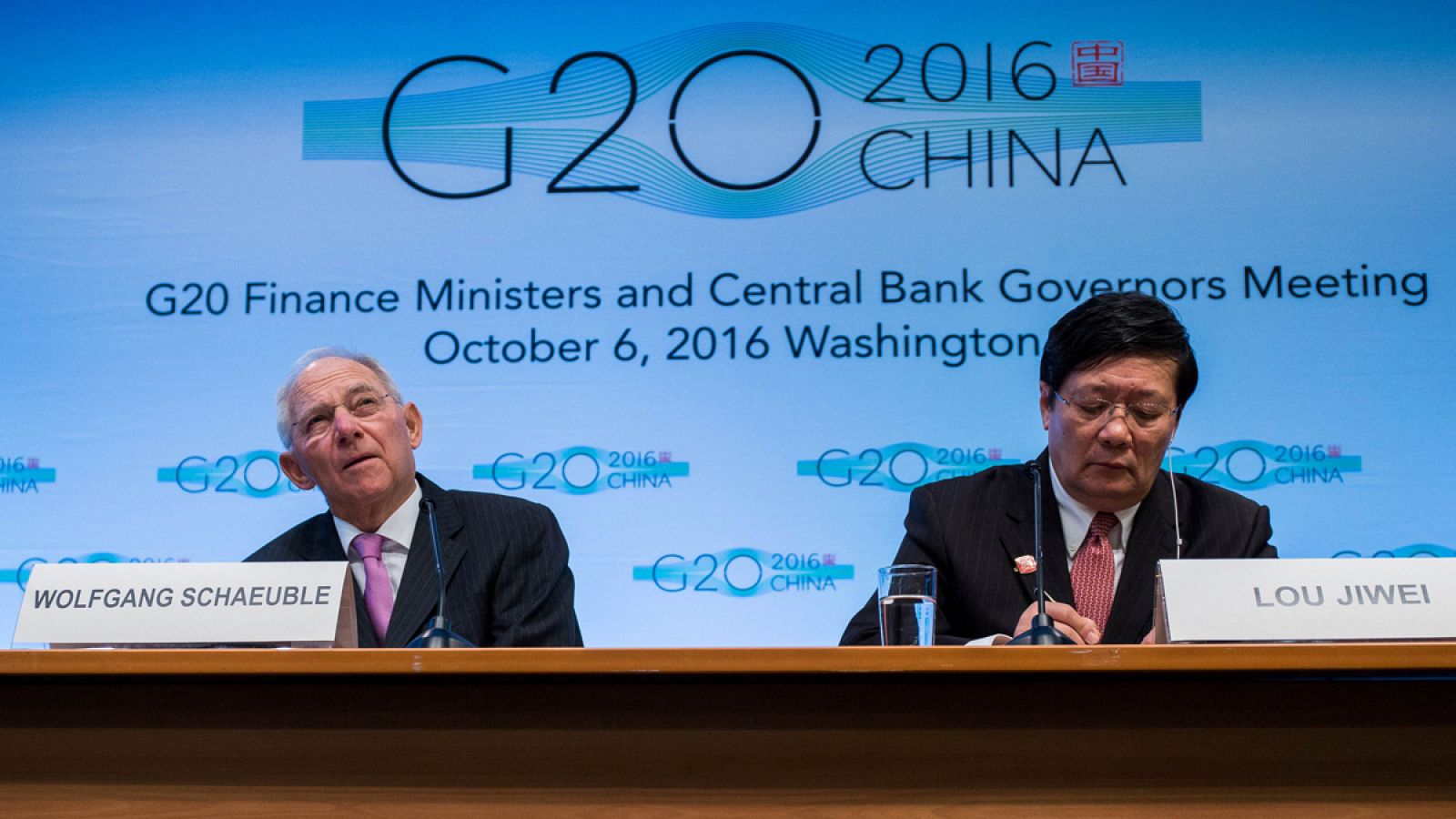 El ministro de Finanzas de Alemania, Wolfgang Schäuble, junto a su homólogo chino, Lou Jiwei