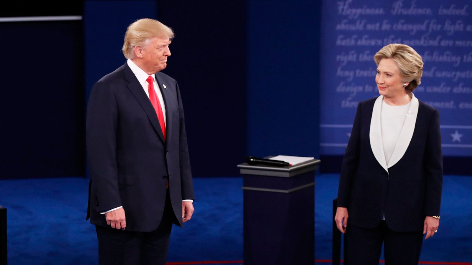 Los candidatos a la Casa Blanca, Donald Trump y Hillary Clinon, en el segundo debate presidencial en la Universidad de Washington, en San Luis (Misuri).