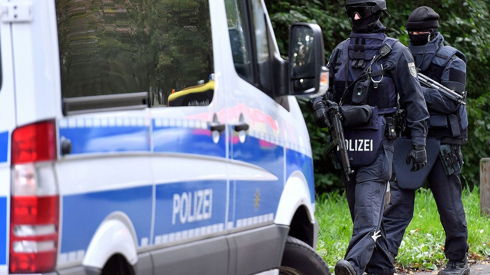 Policías de una unidad especial de la policía alemana en Chemnitz, este de Alemania, durante la búsqueda de un sirio en cuyo piso se encontraron explosivos. AFP PHOTO / dpa / Hendrik Schmidt