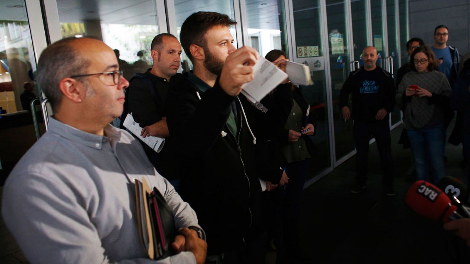 El primer teniente de alcalde y alcalde accidental de Badalona, Oriol Lladó a la izquierda, y el tercer teniente de alcalde, Josep Téllez, rompen el auto del juez que prohibía al Ayuntamiento abrir el 12 de octubre