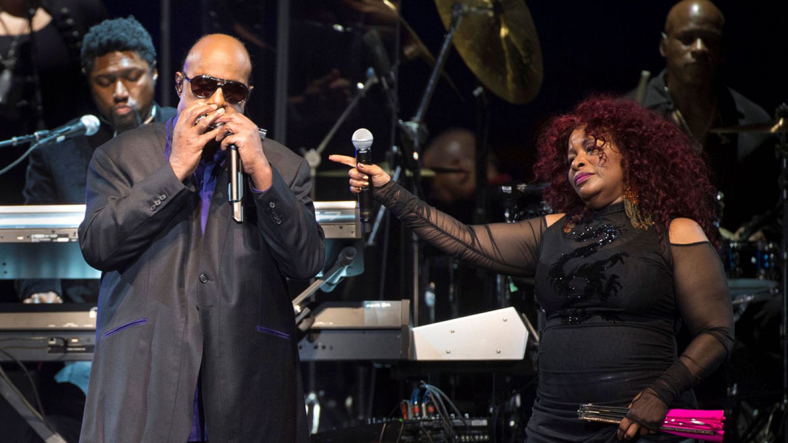 Chaka Khan (d) y Stevie Wonder (i) durante el concierto homenaje a Prince en el Xcel Energy Center de St. Paul, Minnesota (EE.UU.).