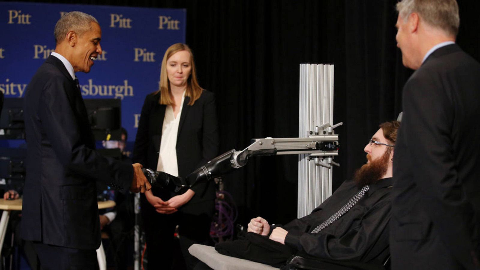 El presidente de EE.UU., Barack Obama, le da la mano a Nathan Copeland durante una conferencia en Pittsburgh.