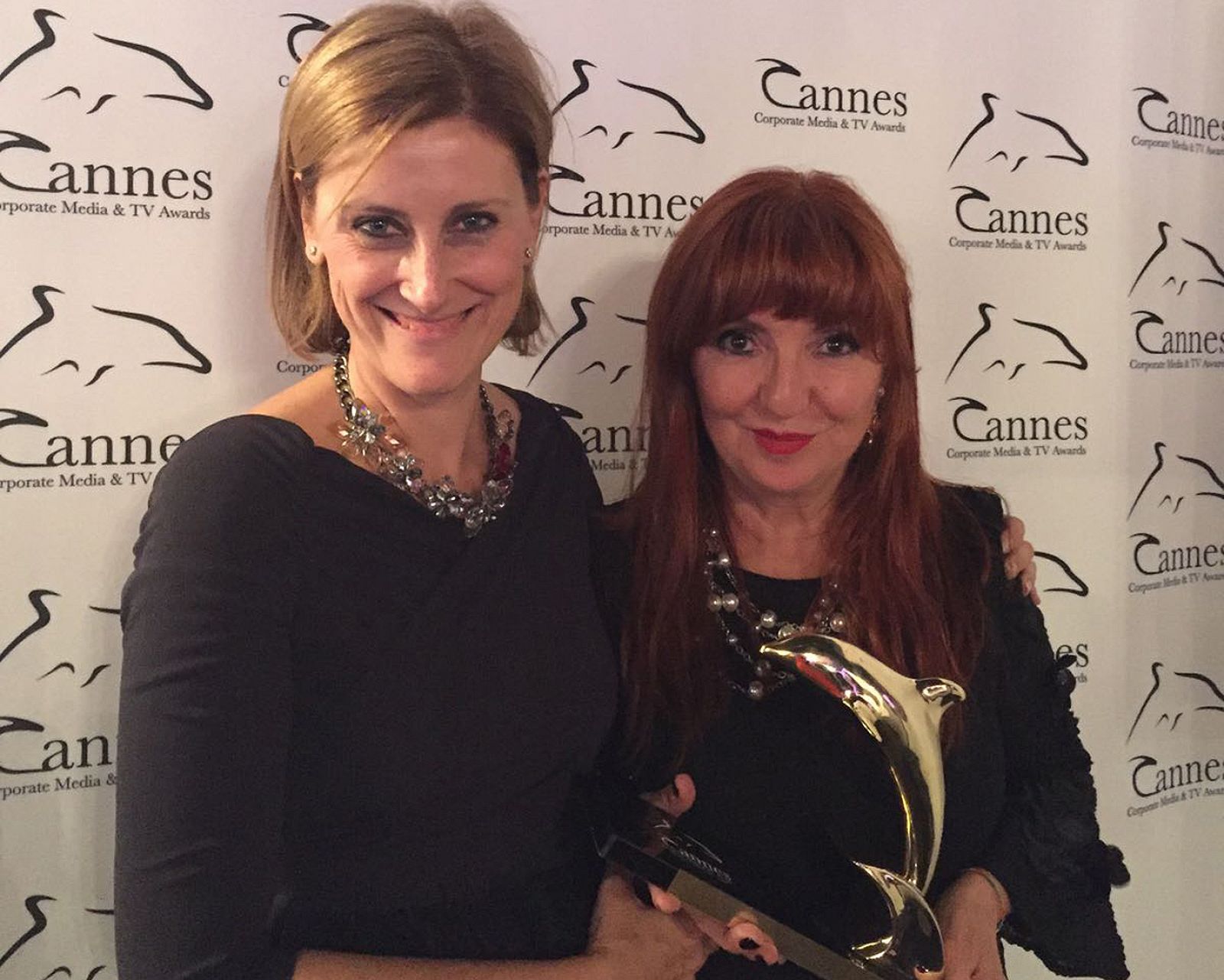 Ana Peláez ('Imprescindibles') y Eva Vizcarra, con el Delfín de Oro de Cannes