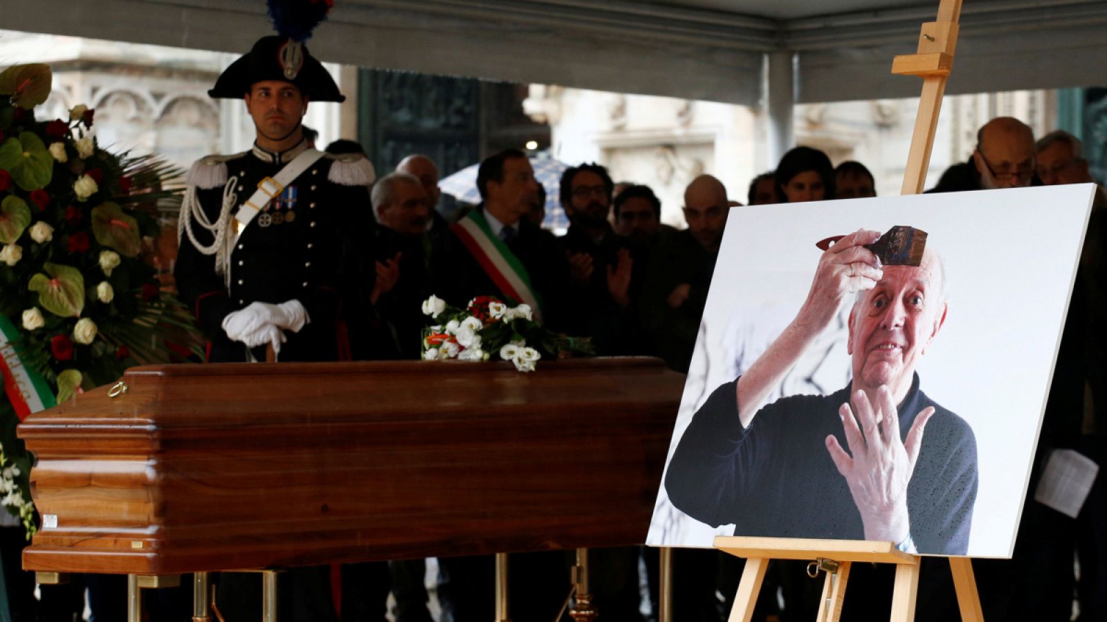 El funeral del Nobel de literatiura Dario Fo ha consistido en una ceremonia laica en la plaza de la catedral de Milán.