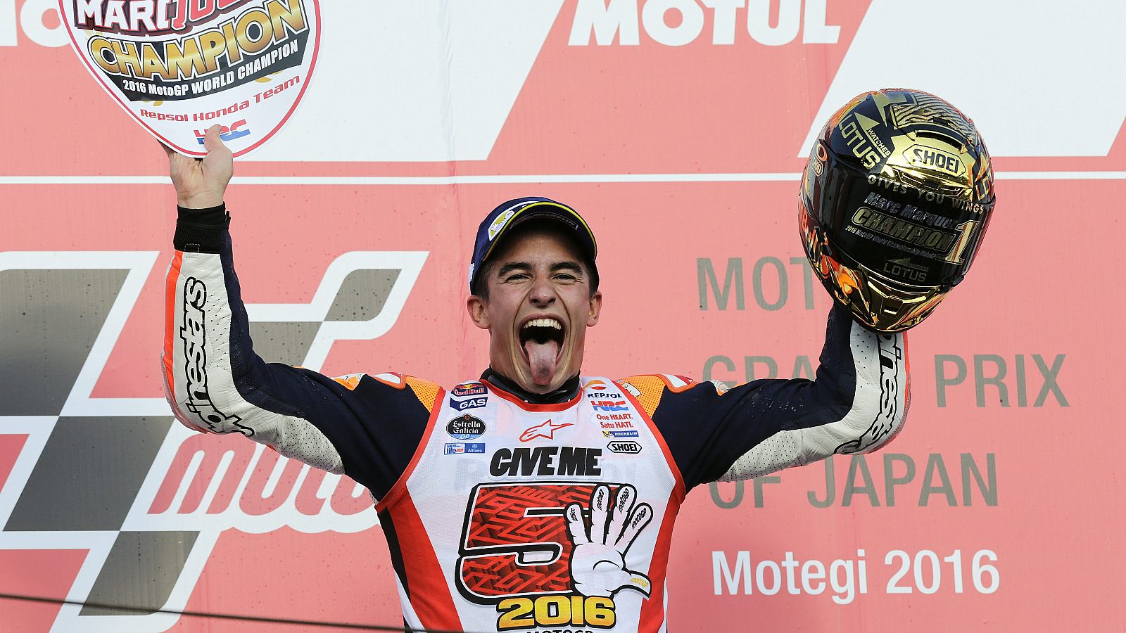 Marc Márquez celebra en el podio la consecución del Mundial de MotoGP.
