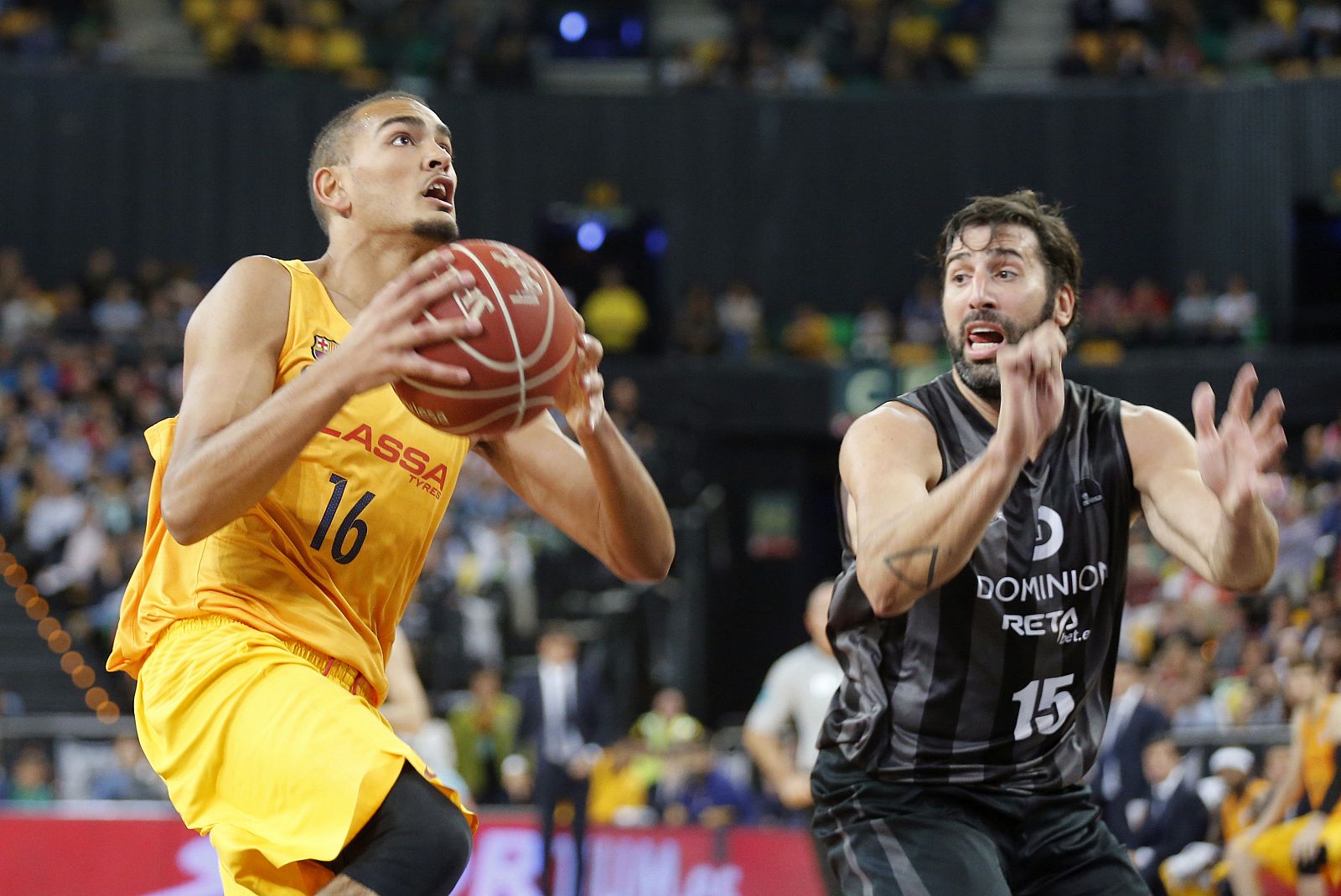 Stefan Peno entra a canasta ante el alero del Dominion Bilbao Basket Álex Mumbrú.