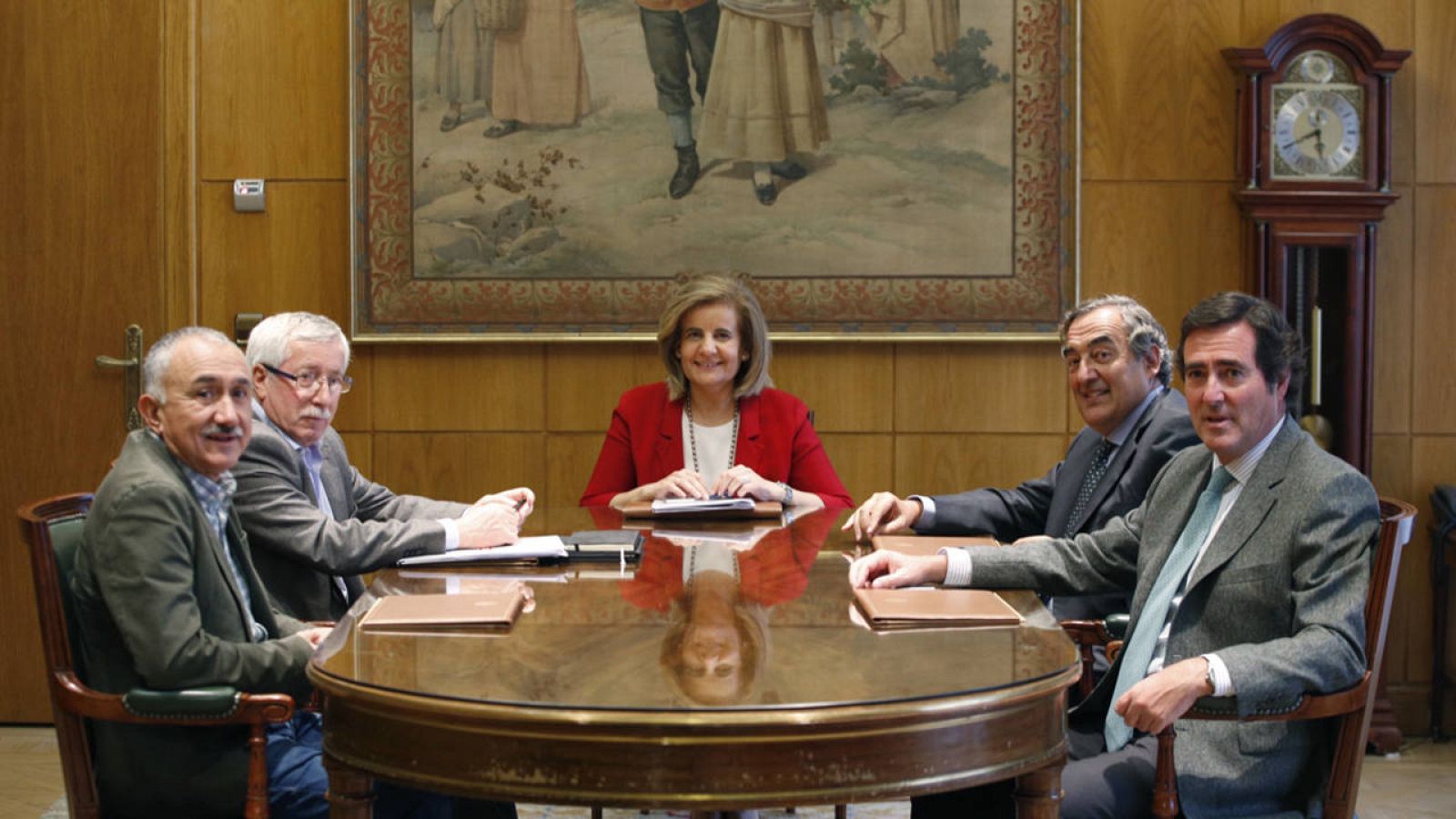La ministra de Empleo en funciones, Fátima Báñez, con los presidentes de la CEOE, Juan Rosell, CEPYME, Antonio Garamendi, y los secretarios generales de UGT y CC.OO., Pepe Álvarez e Ignacio Fernández Toxo, respectivamente
