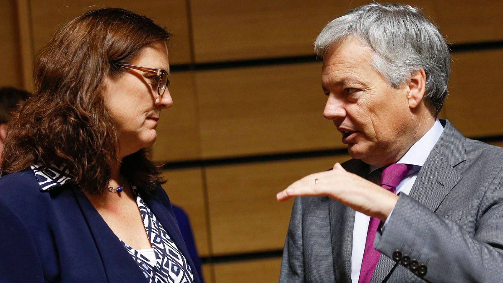 La comisaria europea de Comercio, Cecilia Malmström, conversa con el ministro de Exteriores belga, Didier Reynders