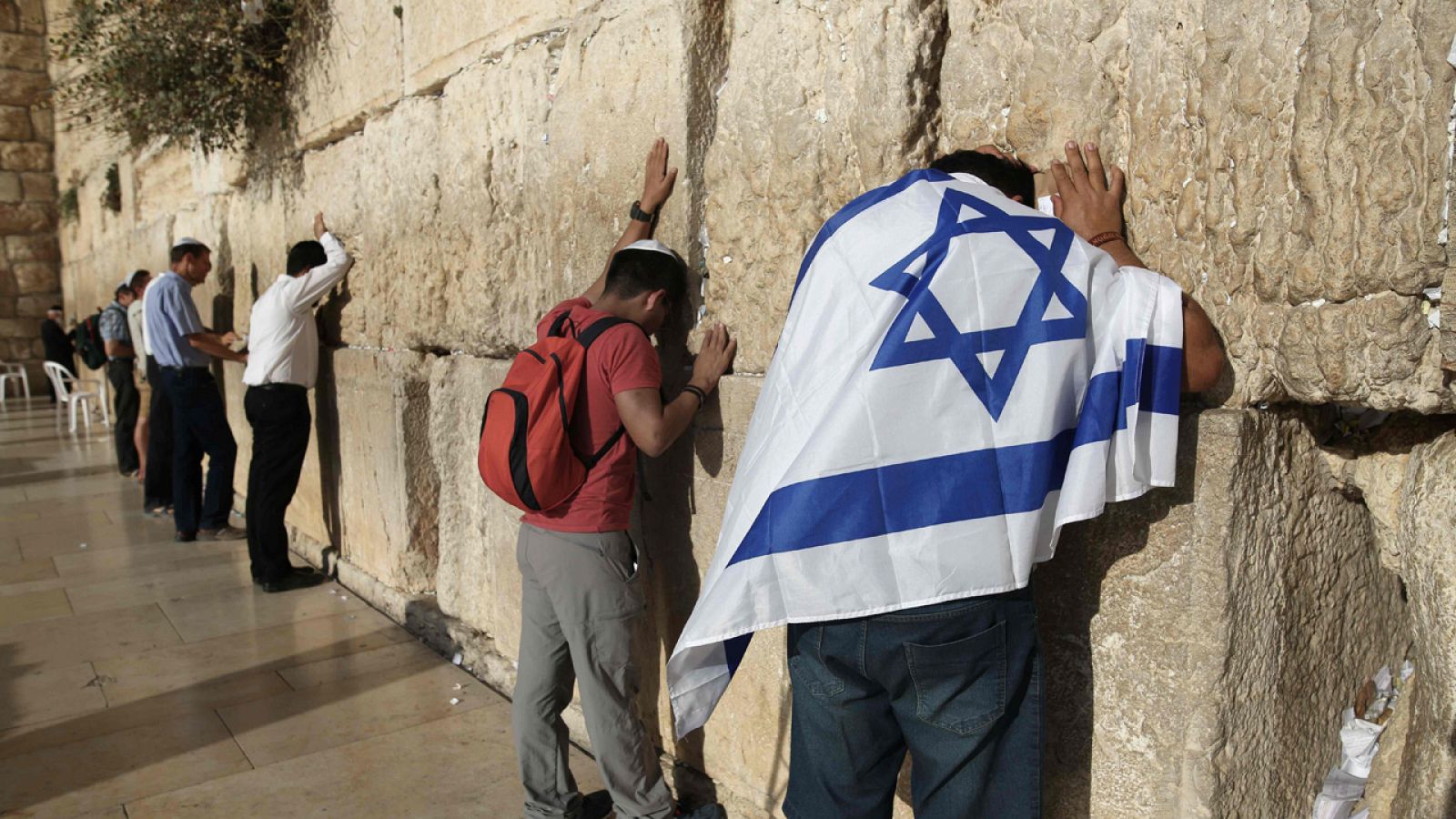 Judíos oran frente al Muro de las Lamentaciones, en Jerusalén