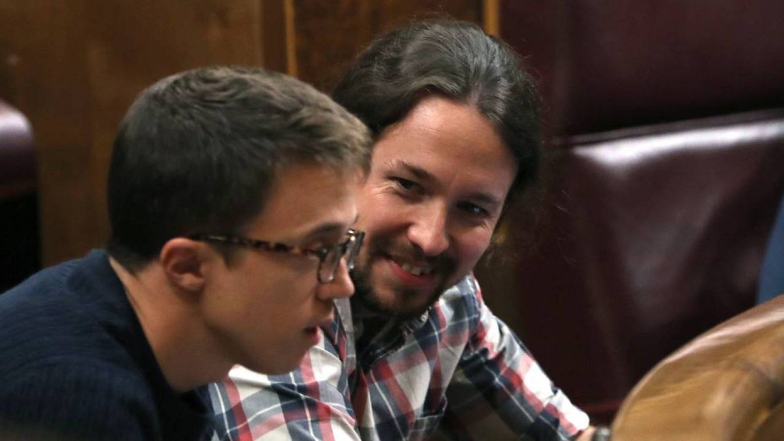 Iglesias y Errejón, en sus escaños del Congreso de los Diputados.