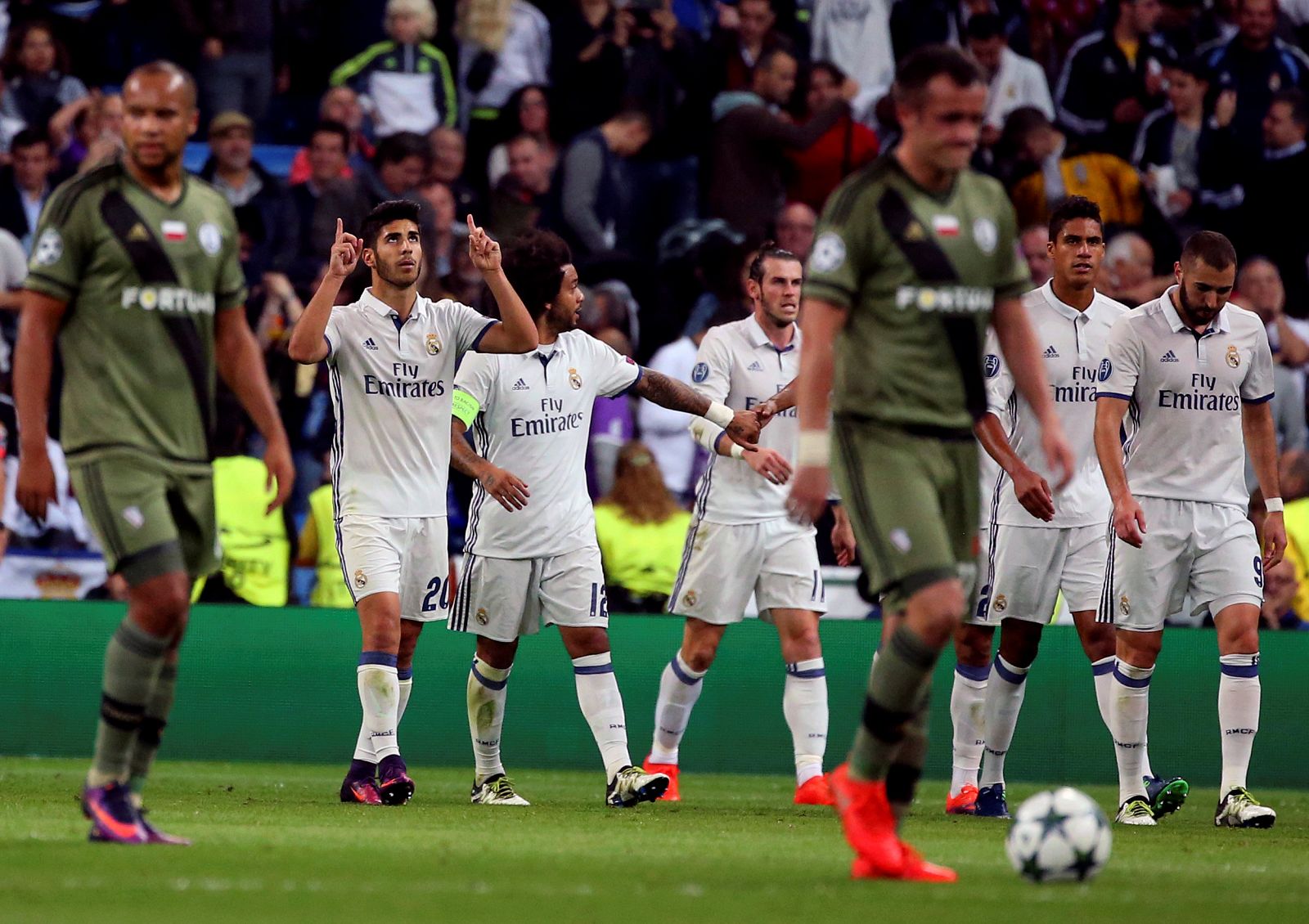 Los jugadores del Real Madrid celebran el tanto de Asensio, tercero de los blancos.