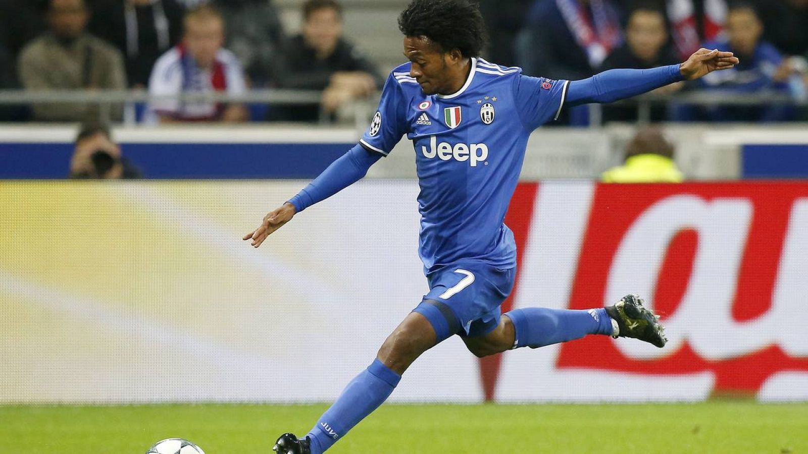 El jugador de la Juve Cuadrado ha marcado el gol de la victoria italiana sobre el Olympique de Lyon.