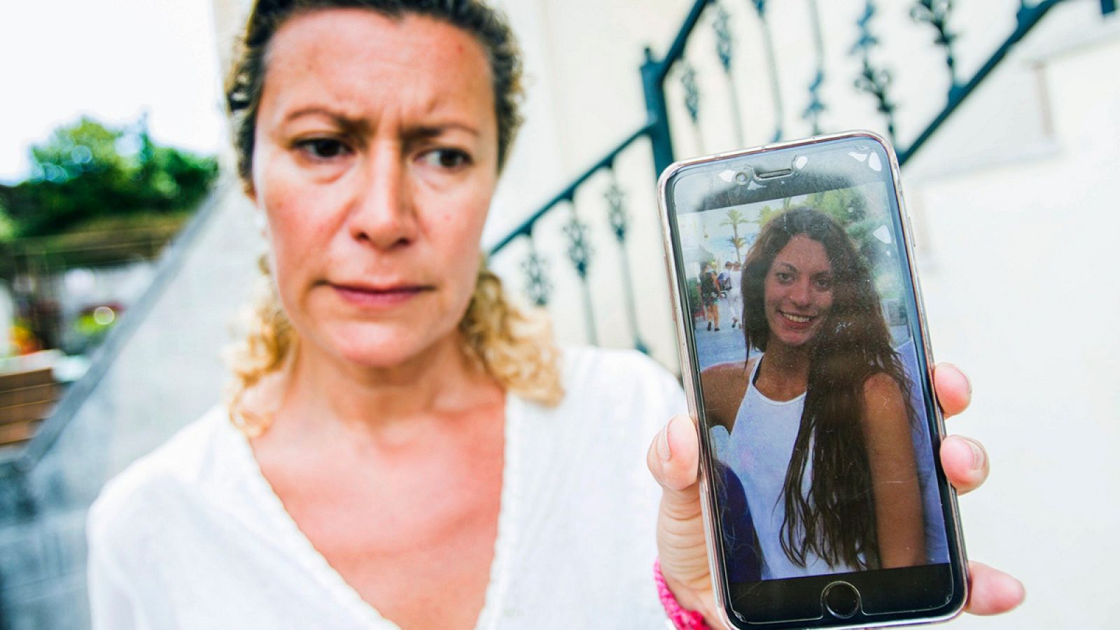 La madre de Diana Quer muestra en el móvil la foto de su hija.