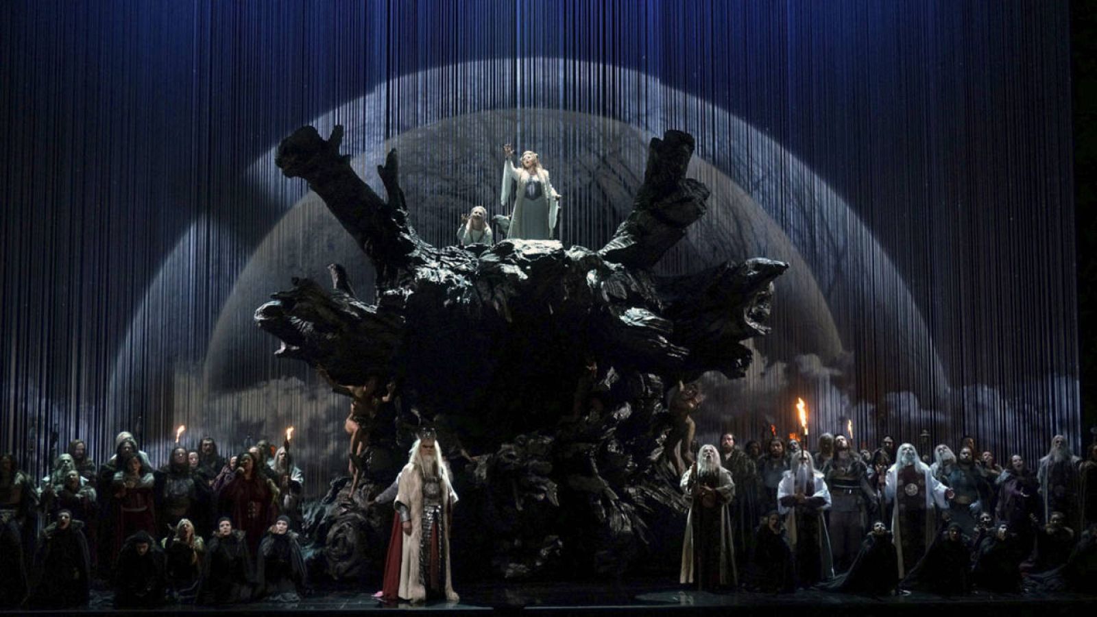 Fotografía facilitada por el Teatro Real del estreno de la ópera "Norma", nueva producción del Teatro Real en coproducción con el Palau de les Arts de Valencia y la Asociación Bilbaína de Amigos de la Ópera.