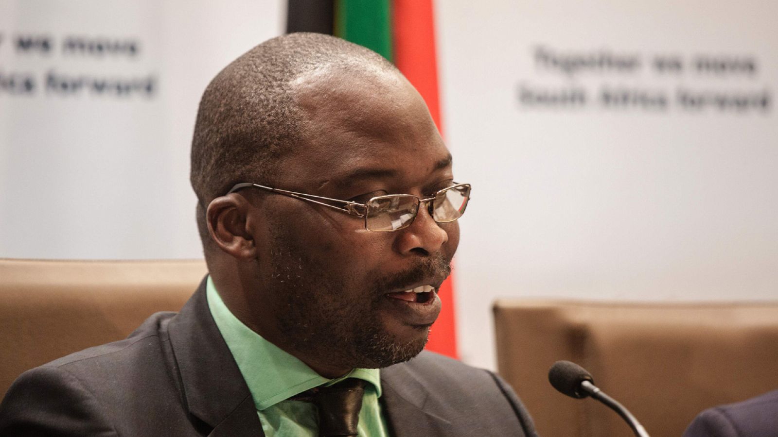 El ministro de Justicia sudafricano,  Michael Masutha, da una rueda de prensa en Pretoria