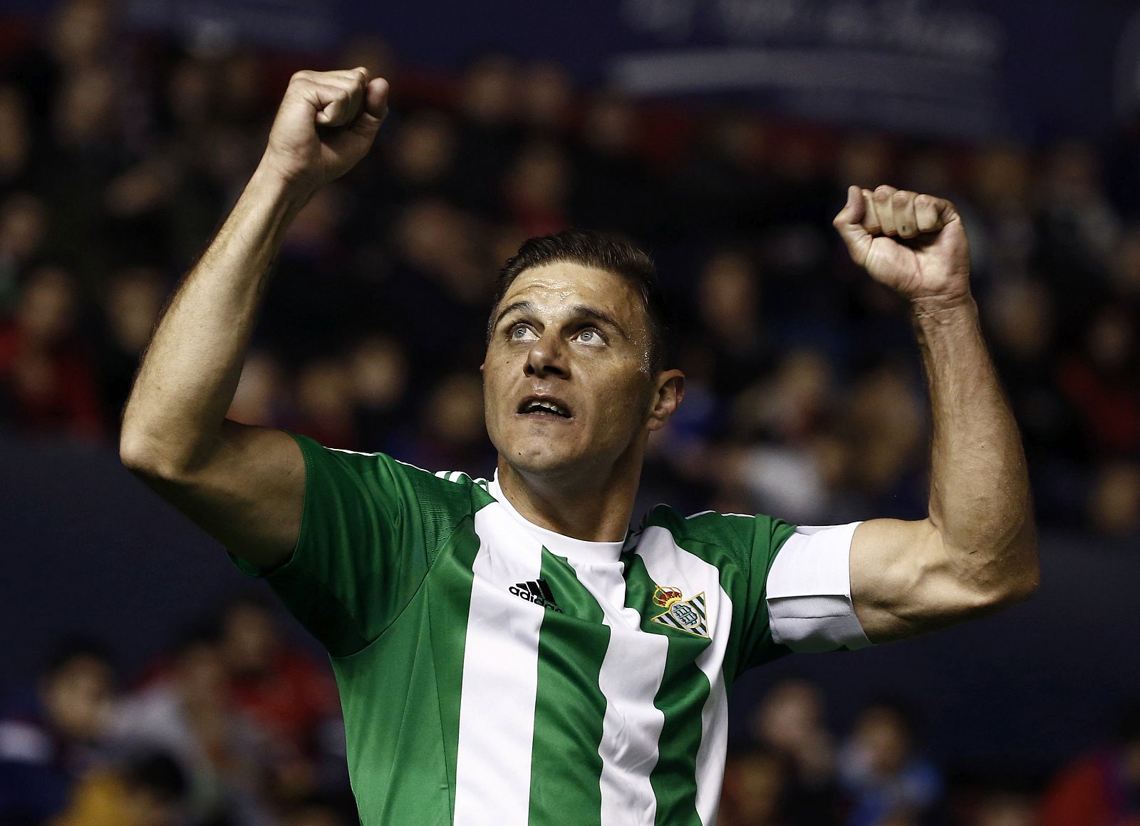 Joaquín celebra su gol ante Osasuna en El Sadar de Pamplona.