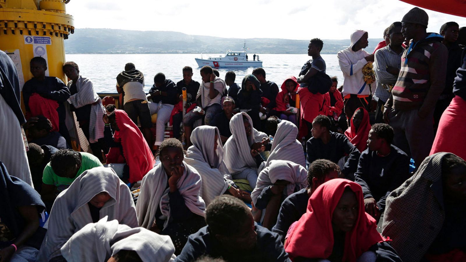 Imagen de los últimos inmigrantes rescatados en aguas italianas.