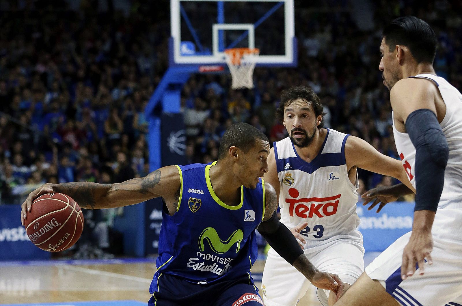 El escolta francés del Movistar Estudiantes Jackson Edwin (i) entre el base Sergio Llull (c) y el pívot mexicano Gustayo Ayón (d), del Real Madrid