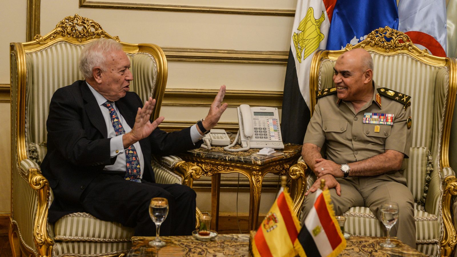 El ministro de Asuntos Exteriores en funciones, José Manuel García-Margallo, con el ministro de Defensa egipcio, Sedki Sobhi.