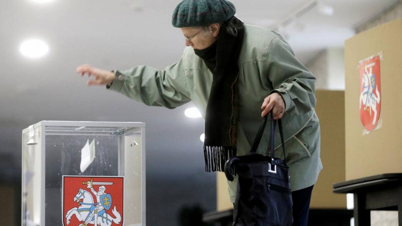 Una mujer lituana vota durante las elecciones parlamentarias de este domingo