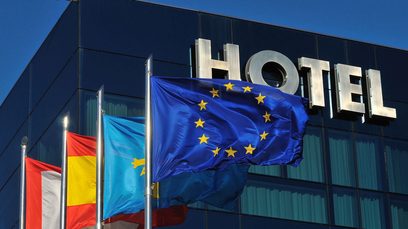 Banderas ante la fachada de un hotel en Gijón